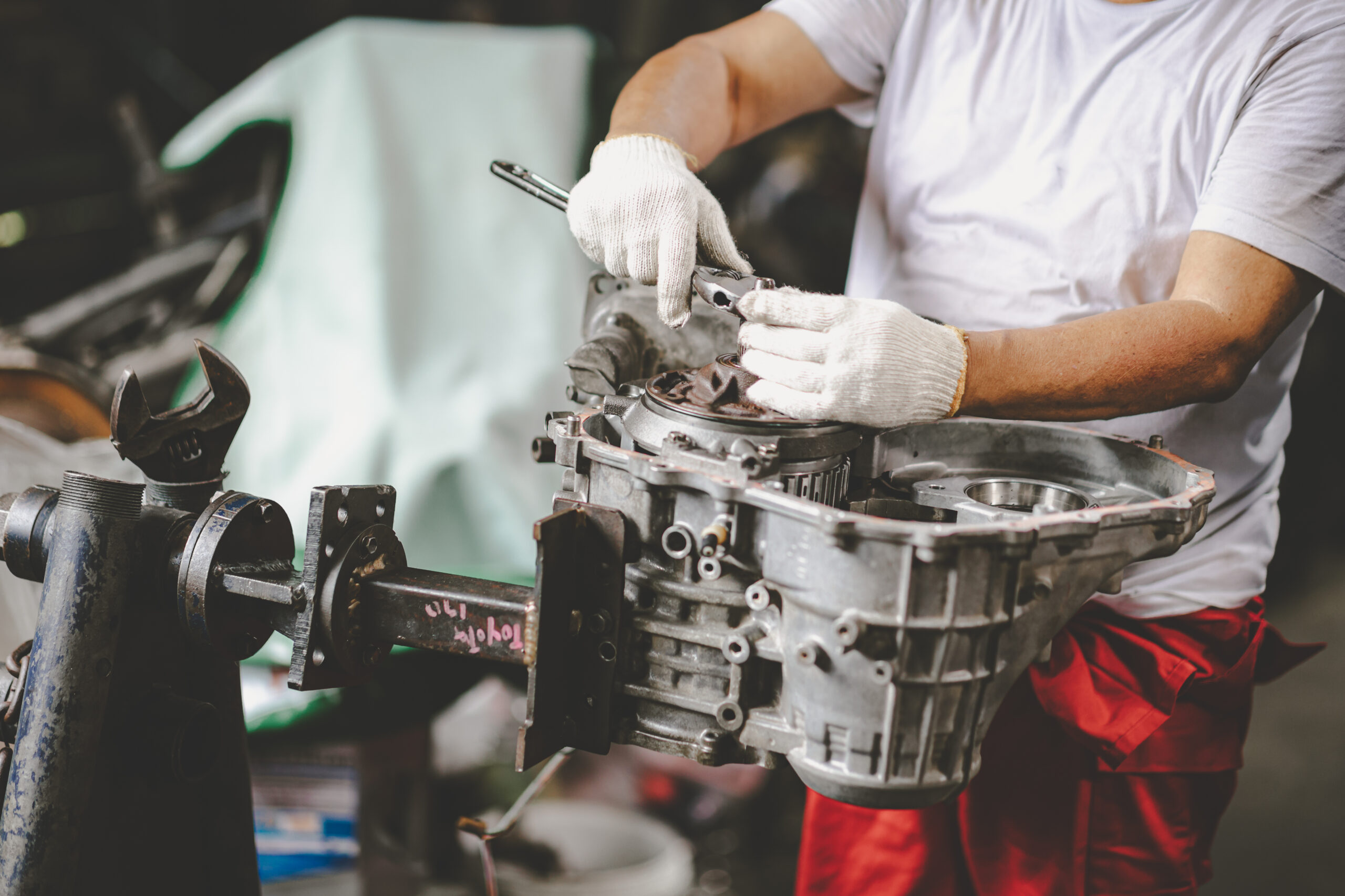 closeup-garage-worker-mechanic-fix-repair-gear-mec-2026-03-19-10-38-14-utc