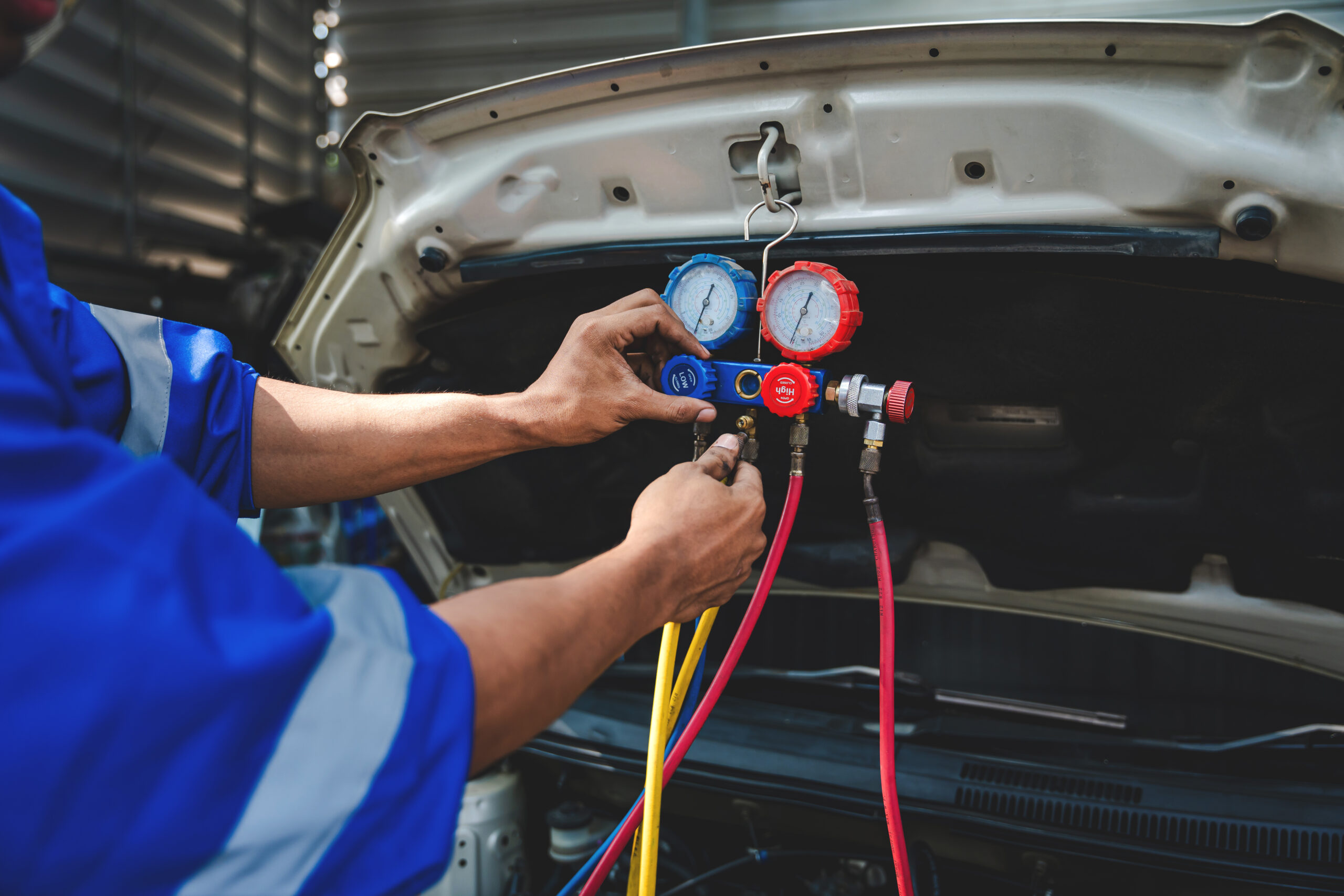 Equipment to check the engine air conditioning system with a mec